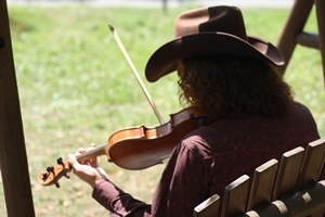 穴澤雄介屋外写真（後ろ姿）